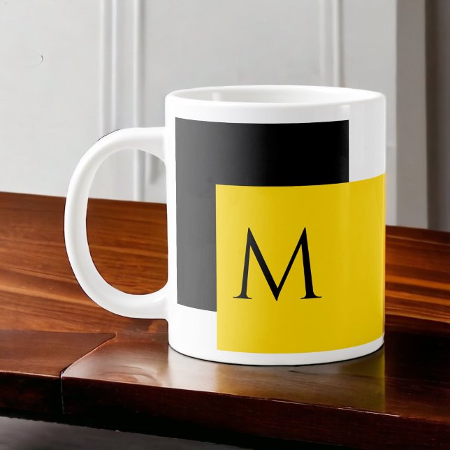 Grande Tasse Bloc de couleur jaune simple avec monogramme initi (Modern styling with mid-century flair, personalize this cool mug with your monogram initial.)