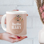 Grande Tasse Bonjour bébé, Baby shower moderne Boho<br><div class="desc">Apportez une touche de boho chic à votre cadeau pour un baby shower, un brunch pour bébé ou un thé. il est facile de customiser le texte pour convenir à votre événement! Titre : "Bonjour, bébé" et espace pour le nom et l'événement du parent. Les tons rose et beige poussiéreux...</div>