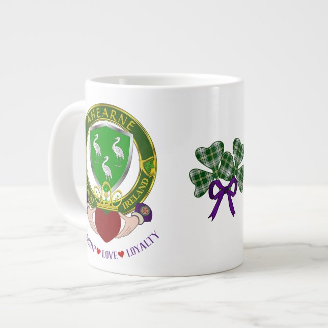 Grande Tasse Bouclier irlandais Ahearne avec Claddagh Personnal (Devant gauche)