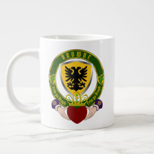 Grande Tasse Browne Irish Shield avec Claddagh