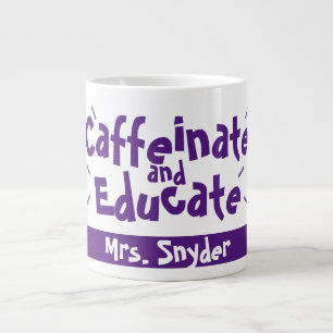 Grande Tasse Caffeinate et Educate Funny Dire le nom de l'ensei