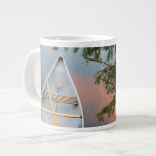 Grande Tasse Canot sur le lac au coucher du soleil, Canada