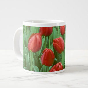 Grande Tasse Champ de tulipes en fleurs au printemps.