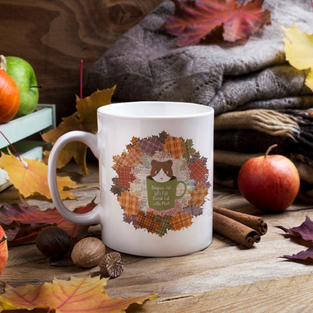 Grande Tasse Chat de congé d'automne (A Fall Break Cat Large Coffee Mug on the Fall Table.)