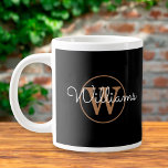 Grande Tasse Chic Script Gold Monogramme Noir Personnalisé<br><div class="desc">Mug classique en monogramme noir et or. Vous pouvez personnaliser le nom,  monogramme et customiser la police et les couleurs pour créer votre propre design unique. Conçu par Thisisnotme©</div>