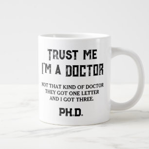 Grande Tasse Citation drôle de diplômé au doctorat Pas ce genre