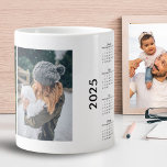 Grande Tasse Collage photo personnalisé 2 Calendrier 2025<br><div class="desc">Custom 2 Photo Collage 2025 Calendrier Giant Coffee Mug. Insérez vos photos. Un design simple avec un calendrier pour 2025.</div>