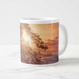 Grande Tasse Coucher de soleil sur la mer et pin enneigé
