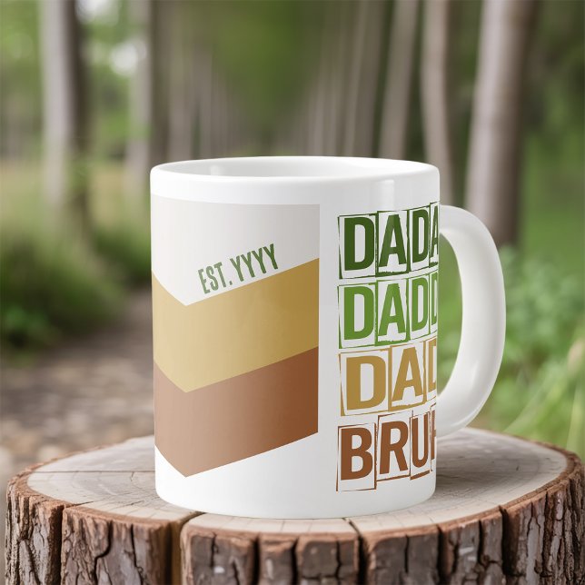 Grande Tasse Dada Papa Papa Bruh Custom Est Vert Moderne Tan (Giant mug for dad with modern typography)