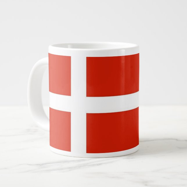 Grande Tasse Dannebrog; le drapeau officiel du Danemark (Devant gauche)