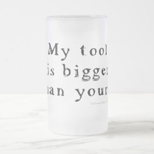 Grande tasse de bière en verre givré d'outil