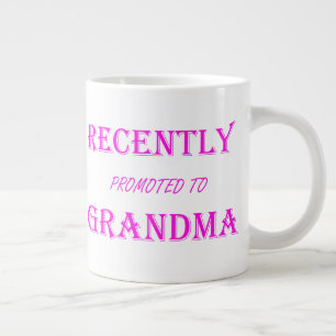 Grande Tasse Dernièrement promu à grand-mère en texte rose