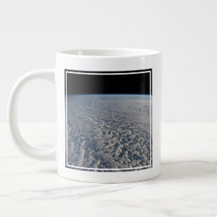Grande Tasse Des Nuages Stratocumulus Surplombent L'Océan Pacif