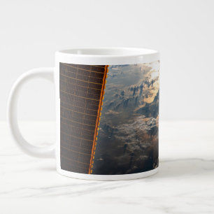 Grande Tasse Des Poutres Sunglint Au Large De La Mer Des Célèbe