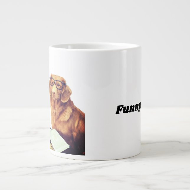 Grande Tasse Drôle chien assis devant le magazine (Devant)