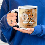 Grande Tasse Élégant 22e anniversaire de Mariage de cuivre<br><div class="desc">Célébrez le 22e anniversaire du mariage de cuivre avec deux ou trois tasses à café géantes ! Des lettres élégantes avec des confettis hexagonaux sur un arrière - plan de feuille de cuivre ajoutent une touche mémorable à cette occasion spéciale et à cette étape extraordinaire. Personnalisez avec les noms du...</div>