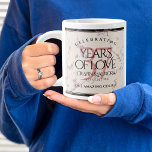 Grande Tasse Élégant 37e anniversaire du Mariage Alabaster<br><div class="desc">Célébrez le 37e anniversaire du mariage de l'albâtre avec deux ou trois tasses à café géantes ! Un lettrage élégant sur un arrière - plan marbré crémeux et fin ajoute une touche mémorable à cette occasion spéciale et à cette étape extraordinaire. Personnalisez avec les noms du couple, les dates du...</div>