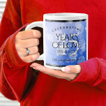Grande Tasse Élégant 45e anniversaire de Mariage Sapphire<br><div class="desc">Célébrez le 45e anniversaire du mariage saphir avec deux ou trois tasses à café géantes ! Un lettrage élégant avec des confettis hexagonaux sur un arrière - plan bleu saphir ajoute une touche mémorable pour cette occasion spéciale et une étape extraordinaire. Personnalisez avec les noms du couple, les dates du...</div>