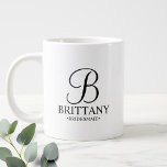 Grande Tasse Élégant Noir et Blanc Personnalisé Bridesmaid Co<br><div class="desc">Elegant Black and White Personnalisé Bridesmaid Cadeaux avec monogramme personnalisé dans un style de police de script élégant avec le nom et le titre de bridesmaid dans le style de police serif classique. Aussi parfait pour Maid of Honor,  Flower Girl,  Mother of the Bride et plus.</div>