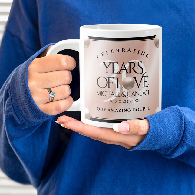 Grande Tasse Elégante 30ème Mariage Pearl Anniversaire de céléb (30thth wedding anniversary jumbo mug held by woman sporting a wedding ring and blue sweatshirt.)