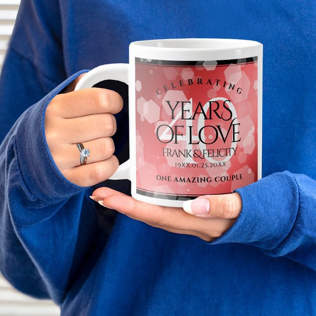 Grande Tasse Élégante célébration du 40e anniversaire du Mariag (40th wedding anniversary jumbo mug held by woman sporting a wedding ring and blue sweatshirt.)