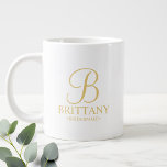 Grande Tasse Élégante femme de chambre personnalisée en or<br><div class="desc">Elégant cadeau de femme de chambre personnalisée avec monogramme personnalisé dans un style de police de script élégant avec le nom et le titre de la femme de nuit dans le style de police serif classique. Aussi parfait pour Maid of Honor, Flower Girl, Mother of the Bride et plus. Remarque...</div>