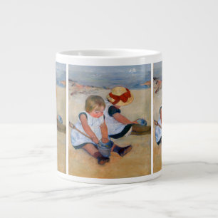 Grande Tasse Enfants jouant sur la plage