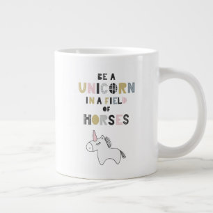 Grande Tasse Être Unicorne Dans Un Champ De Chevaux