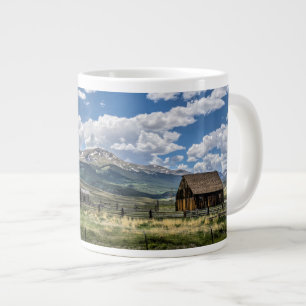 Grande Tasse Fermes Ferme au-dessous des montagnes du Colorad