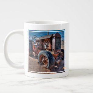 Grande Tasse Fermes   Tracteur d'antiquité rouillé