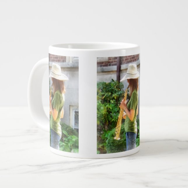 Grande Tasse Fille jouant au saxophone (Devant gauche)