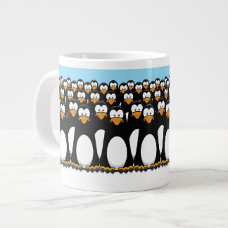 Grande Tasse Foule des pingouins drôles de bande dessinée sur