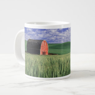 Grande Tasse Grange rouge dans un champ de blé et d'orge à Whit