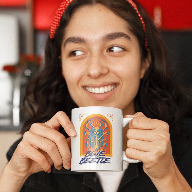 Grande Tasse Graphique de Talavera de scarabée bleu (Person holding mug)