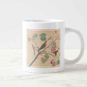 Grande Tasse Grive au sol et papillon de nuit sur une branche o