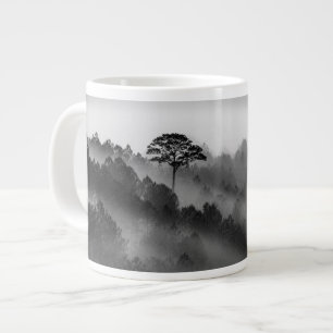 Grande Tasse Gros arbre dans la forêt de pins dans la mer