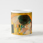 Grande Tasse Gustav Klimt Le Baiser<br><div class="desc">Mug de café avec peinture à l’huile de Gustav Klimt avec feuille d’or The Kiss (1908). Un homme et une femme,  aux couleurs dorées brillantes,  embrassent et embrassent avec amour dans un champ de fleurs. Un grand cadeau pour les amateurs d'art Art Nouveau et autrichien.</div>