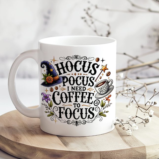 Grande Tasse "Hocus Pocus I Need Coffee to Focus" ("Hocus Pocus I Need Coffee" Funny Witchy Giant Coffee Mug on a kitchen table with tiny dry flowers)