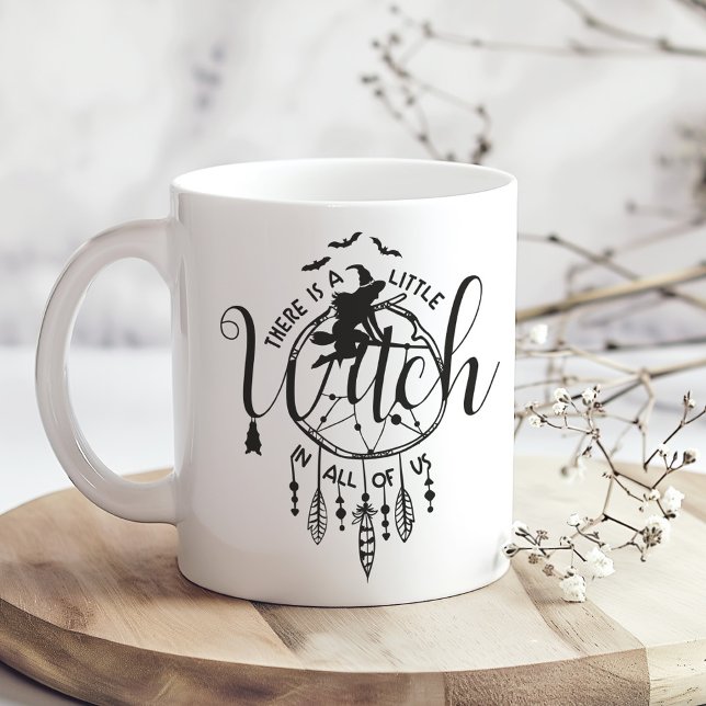 Grande Tasse Il y a une petite sorcière en nous tous - Witchy B (There’s a Little Witch in All of Us – Witchy Boho Giant Coffee Mug on a boho wooden kitchen table.)