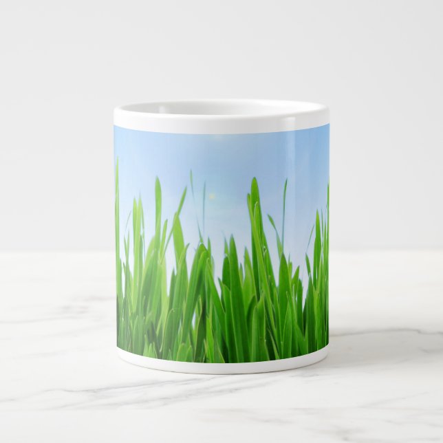 Grande Tasse Jardin à l'herbe verte avec conception de ciel ble (Devant)