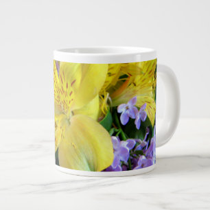 Grande Tasse Jaune et Fleurs Lilac Violettes