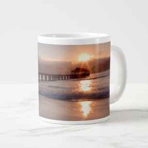 Grande Tasse Jetée de plage au coucher du soleil, Hawaï