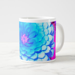 Grande Tasse Jolie Zinnia Bleue dans le Jardin d'été pourpre