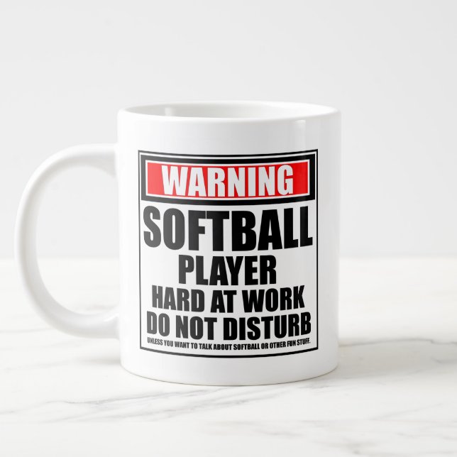 Grande Tasse Joueur Softball Avertissement dur au travail (Gauche)