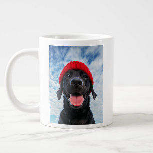 Grande Tasse Joyeux Labrador dans une Beanie rouge sous un ciel