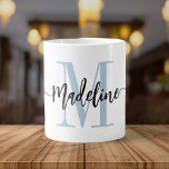 Grande Tasse Jumbo personnalisé Monogramme de script moderne<br><div class="desc">Élégante et moderne tasse à café géante avec votre nom personnalisé et monogramme dans un design de calligraphie en écriture manuscrite à la mode dans minimaliste poussiéreux bleu clair et noir, ce grand design piloté par la typographie fait un grand cadeau pour les collègues, enseignants, entraîneurs, copines, petits amis, épouses,...</div>