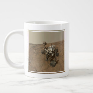 Grande Tasse La Curiosité A Rover Sur La Surface De Mars.