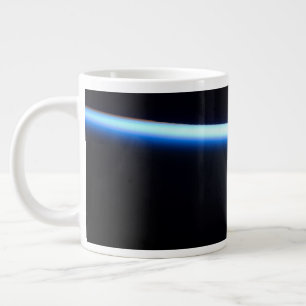 Grande Tasse La fine ligne de l'atmosphère terrestre et une lun
