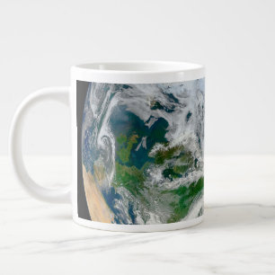 Grande Tasse La Terre Montre L'Arctique, L'Europe Et L'Asie.
