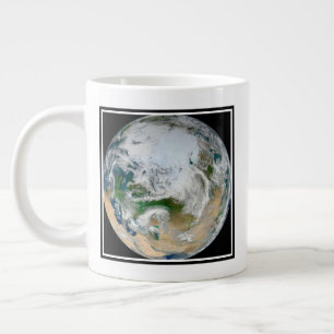 Grande Tasse La Terre Montre L'Arctique, L'Europe Et L'Asie.
